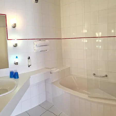 Western & Le Schoenenbourg - - Proche Colmar Hotel